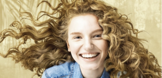 Tendência de Verão: Blond Hair em Cachos e os cuidados com os fios